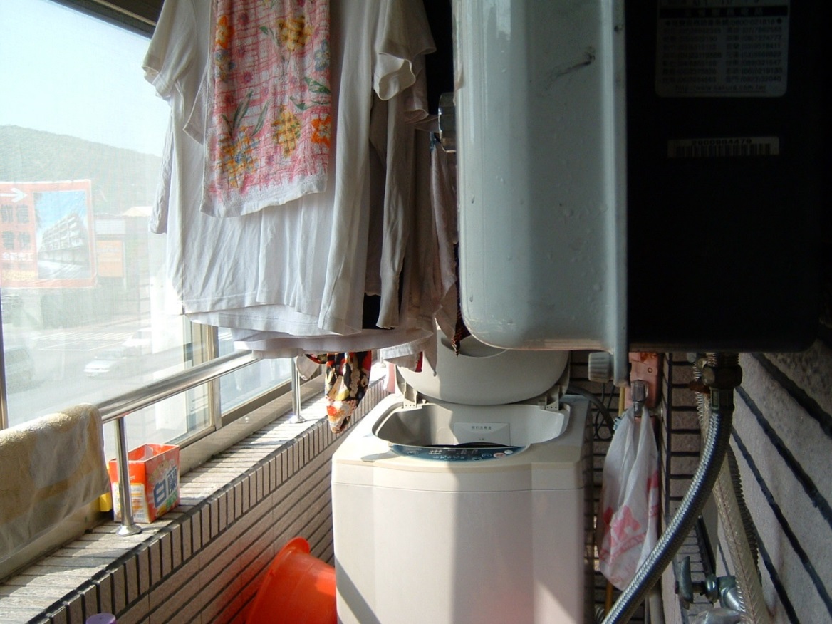 圖1，RF式熱水器裝設於加蓋陽台範例圖